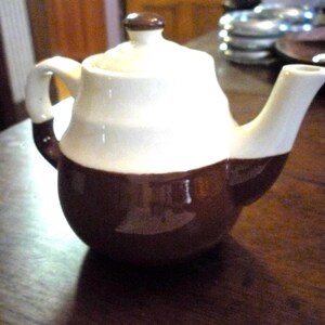 Oxford Stoneware Teekanne - braun und weiß - Teekanne - 11,5 cm hoch, aus Keramik, 1960er Jahre, glänzendes Finish