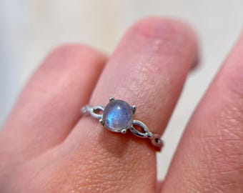 Grijze maansteen blauwe flits ronde cabochon ring sierlijke wijnstok witgouden band handgemaakte verstelbare stapelring geboortesteen juni cadeau voor haar