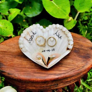 Personalized Seashell Ring Dish Wedding gift / Heart Shell Ring Dish / Personalized Engagement Gift / Custom name and date Jewelry dish