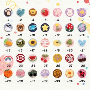 Puede incluir: Una colecci&oacute;n de treinta y cinco parches de ganchillo circulares peque&ntilde;os con varios dise&ntilde;os que incluyen animales, frutas, flores, cuerpos celestes y s&iacute;mbolos, cada uno etiquetado con una tilde y un n&uacute;mero del 1 al 35.