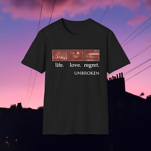 Puede incluir: Camiseta negra con tres imágenes rectangulares rojas y el texto "life. love. regret. UNBROKEN" impreso en la parte delantera.