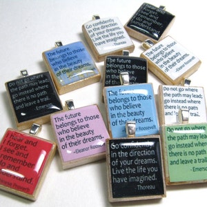 Puede incluir: Una colecci&oacute;n de 10 azulejos cuadrados coloridos con citas inspiradoras y los nombres de autores famosos. Los azulejos est&aacute;n hechos de madera y tienen un acabado brillante. Las citas incluyen: "Ve con confianza en la direcci&oacute;n de tus sue&ntilde;os. Vive la vida que has imaginado." - Thoreau, "El futuro pertenece a aquellos que creen en la belleza de sus sue&ntilde;os." - Eleanor Roosevelt, "No vayas a donde el camino pueda llevar; ve en cambio a donde no hay camino y deja un rastro." - Emerson, "Oigo y olvido. Veo y recuerdo. Hago y entiendo." - Proverbio chino.