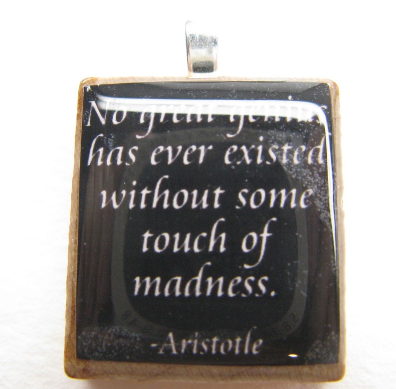 Cita de Aristóteles Gran genio y locura azulejo negro de Scrabble imagen 2