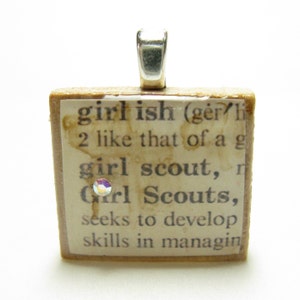 Girl Scout - diccionario vintage Colgante de azulejos Scrabble con cristal Swarovski