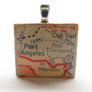 Port Townsend y Port Angeles, Washington - Mapa de mosaicos de Scrabble vintage de los años 50