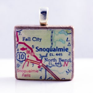 Snoqualmie North Bend Fall City Carnation, WA - Colgante de mapa de azulejos Scrabble vintage de 1962