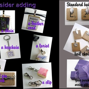 Puede incluir: Un collage de im&aacute;genes que muestran diferentes formas de llevar un peque&ntilde;o colgante cuadrado de madera con una variedad de dise&ntilde;os. El colgante se puede llevar en una cadena, un llavero, un lazada o como un broche de solapa o un broche. La imagen tambi&eacute;n muestra diferentes opciones de bails para el colgante.