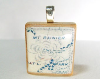 Mount Rainier, Washington - Pendentif de carte de tuile de Scrabble vintage de 1925