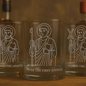 Puede incluir: Tres vasos de vidrio transparente con dibujos lineales grabados de figuras religiosas. Cada vaso presenta un apóstol diferente con su nombre en la base. Se ven botellas de licor en el fondo.