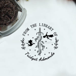 Personalisierter Drachen Stempel|Aus der Bibliothek von|Personalisierter Buchstempel|Personalisierter Buchstempel|Geschenk für Buchliebhaber|Buchstempel