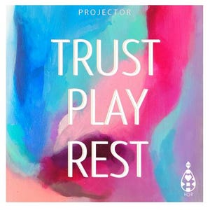 Könnte beinhalten: Abstraktes Gemälde mit einem lebendigen Farbspiel in Pink, Blau und Lila. Der Text "TRUST PLAY REST" ist in weißen Buchstaben auf dem Gemälde geschrieben.
