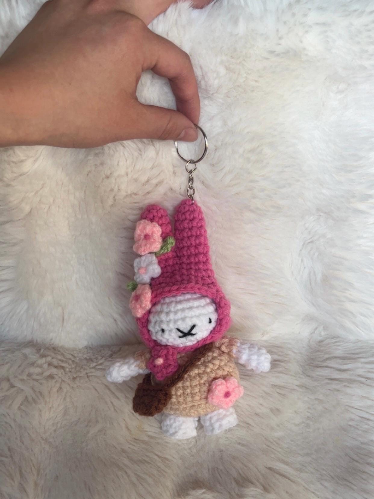 桜編みのウサギのキーホルダー｜手作り花あみぐるみチャーム - Etsy 日本