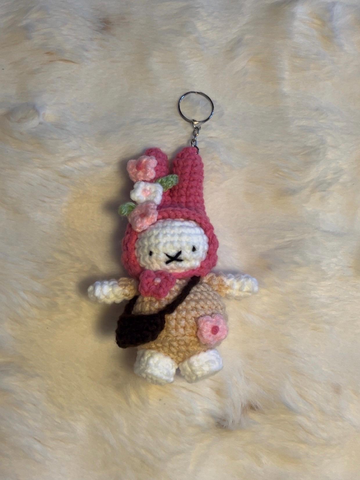桜編みのウサギのキーホルダー｜手作り花あみぐるみチャーム - Etsy 日本