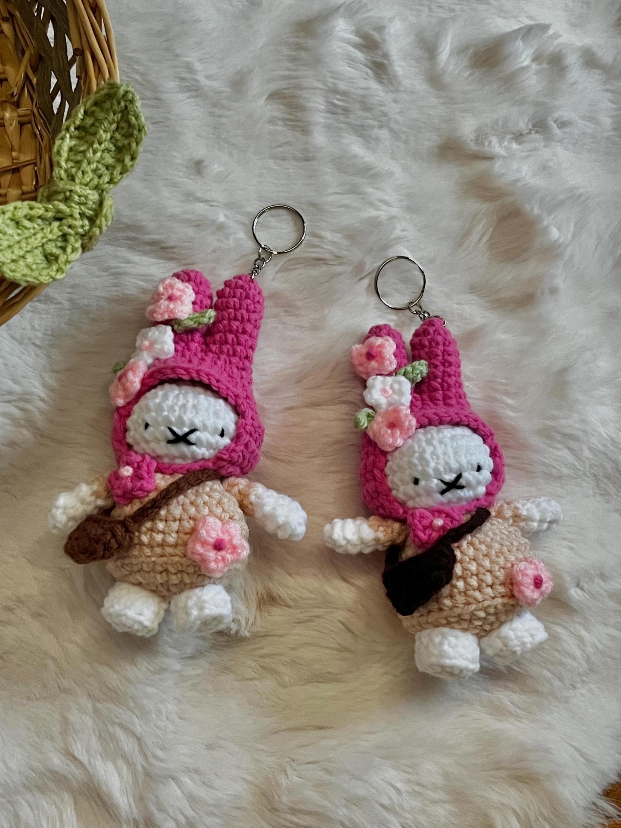 桜編みのウサギのキーホルダー｜手作り花あみぐるみチャーム - Etsy 日本