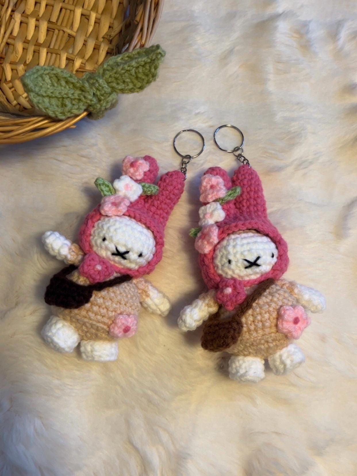桜編みのウサギのキーホルダー｜手作り花あみぐるみチャーム - Etsy 日本