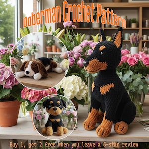 Puede incluir: Un gran perro Doberman de ganchillo negro y canela está sentado sobre una mesa, con dos figuras de perro de ganchillo más pequeñas en círculos. El texto "Doberman Crochet Pattern" está en la parte superior. El fondo incluye flores.