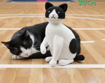 Lalka Tuxedo Crochet Amigurumi – ręcznie robiona, czarno-biała pluszowa lalka, imitująca zwierzaka
