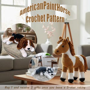 Op de afbeelding: Advertentie voor een haakpatroon met een bruin en wit paard, een bruin en zwarte hond en een grijze en witte hond. De tekst "American PaintHorse Crochet Pattern" wordt weergegeven. De tekst "Buy 1 and receive 2 gifts once you leave a 5-star rating" is ook opgenomen.