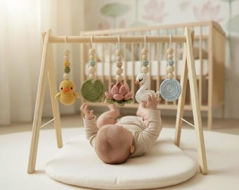 Montessori Baby Gym Ententeich-Thema, hölzernes Babyspielgym mit gehäkelter Ente Frosch Lotus Schwan Seerosenblatt, Natur Kinderzimmer Dekor Babygeschenk