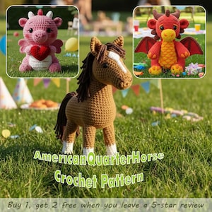 Könnte beinhalten: Ein gehäkeltes Pferd mit braunem Körper, weißer Gesichtsmarkierung und dunkelbrauner Mähne und Schweif steht auf grünem Gras. Zwei gehäkelte Drachen, einer rosa und einer rot, sind ebenfalls abgebildet. Der Text "American QuarterHorse Crochet Pattern" wird angezeigt.