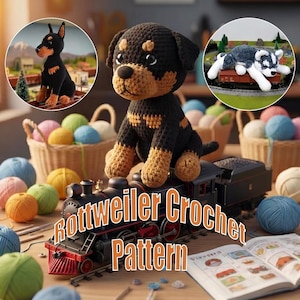Może przedstawiać: Szydełkowana pluszowa zabawka Rottweiler siedzi na czarnej lokomotywie zabawce. Widoczny jest napis "Rottweiler Crochet Pattern". Wokół pociągu znajdują się kolorowe kłębki włóczki w koszykach oraz otwarta książka z instrukcjami.