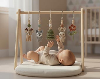 Gimnasio de madera personalizado para bebés, hecho a mano, con temática de bosque, con juguetes de ganchillo, decoración Montessori neutra para guardería.