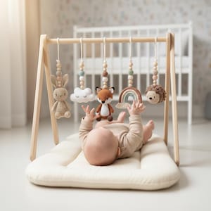 Handgjort och anpassat träbabygym | Personligt trälekgym med virkade leksaker i skogstema | Neutral barnrumsdekor