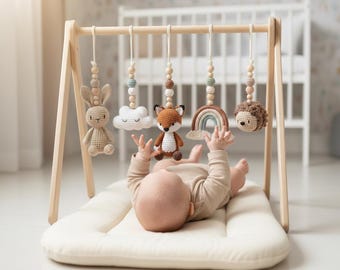 Gimnasio de bebé de madera personalizado, hecho a mano, con temática de bosque, juguetes de ganchillo, decoración neutra para habitación infantil.