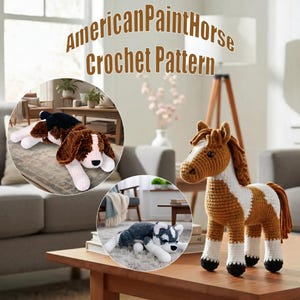 Puede incluir: Un caballo de ganchillo marrón y blanco sobre una mesa de madera. Dos recuadros circulares muestran un beagle de ganchillo marrón, negro y blanco y un husky gris y blanco tumbados. El texto American Paint Horse Crochet Pattern es visible.