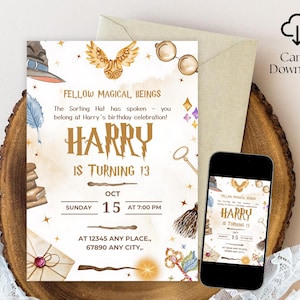 以下が含まれることがあります： 魔法をテーマにした誕生日招待状。招待状には「Fellow Magical Beings」と「Harry is turning 13」の文字が記載されています。組み分け帽子、フクロウ、メガネ、その他の魔法の要素のイラストが含まれています。日付は10月15日です。