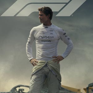 Könnte beinhalten: Filmposter mit Brad Pitt in einem weißen Rennanzug, vor einem Formel-1-Wagen. Der Postertext enthält "FROM THE DIRECTOR OF TOP GUN: MAVERICK" und "NUR IM KINO AM 27. JUNI". Das F1-Logo ist sichtbar.