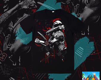 Puede incluir: Camiseta negra con un gráfico de un jugador de baloncesto en acción, con detalles rojos y blancos. El diseño incluye el número 23 y un fondo estilizado. El tema es el deporte y el baloncesto.