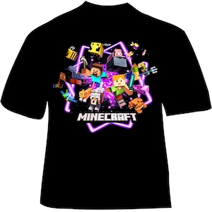 以下が含まれることがあります： 黒いTシャツ。Minecraftのキャラクターと要素の鮮やかなグラフィックが特徴です。デザインには、スティーブ、アレックス、さまざまなモブが紫色のネオンの輪郭の中に含まれており、白い文字で「Minecraft」と書かれています。