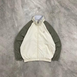 Peut inclure: Ensemble de trois mugs en c&eacute;ramique avec une finition mate et mouchet&eacute;e. Les mugs sont de couleurs cr&egrave;me, gris clair et gris fonc&eacute;. Chaque mug a un design simple et minimaliste, id&eacute;al pour le caf&eacute; ou le th&eacute;.