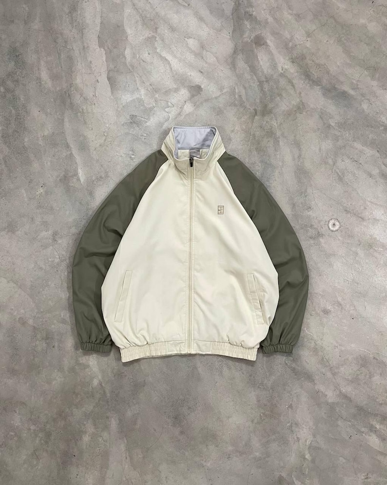 Peut inclure: Ensemble de trois mugs en c&eacute;ramique avec une finition mate et mouchet&eacute;e. Les mugs sont de couleurs cr&egrave;me, gris clair et gris fonc&eacute;. Chaque mug a un design simple et minimaliste, id&eacute;al pour le caf&eacute; ou le th&eacute;.