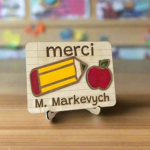 Personalisiertes Dankeschön-Holzschild für Lehrer – Für Geschenkkarte – Lehrergeschenk mit Namen, Apfel und Bleistift – Gravierte Nachricht auf der Rückseite
