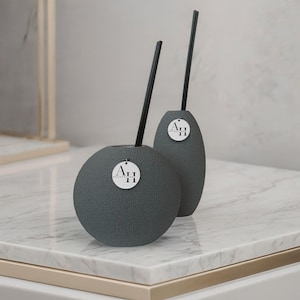 Exklusives 2er-Raumduftspender-Set mit Orbis (12 cm) und Atria (16 cm) inkl. Duft, Stäbchen, Inlay, Anhänger und edler Verpackung.