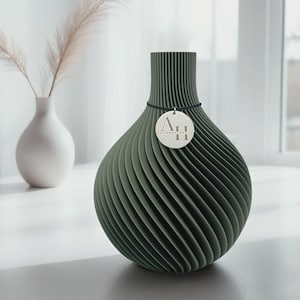 Vase "VELA" inkl. Inlay, schwungvoll & nachhaltig. Wohnzimmer-Deko für Trockenblumen, frische Blumen oder als Design-Objekt.
