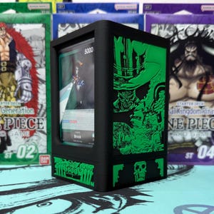 ¡Caja expositora para mazos OPTCG con diseño de Brook, doble ventana y compartimento para dados!