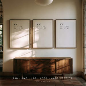 Atrio illuminato dal sole, 3 cornici, mockup 2:3 con passepartout, trittico per galleria d'arte da parete, tre modelli di poster da esporre sopra la credenza, PSD PNG JPG