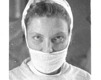 Photo vintage d'infirmière masquée en chirurgie/nettoyage - Europe des années 1950 - NB - réimpression