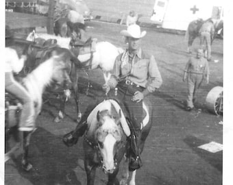 Vintage Foto - Hinter den Kulissen Candid Shot von Rodeo Performers im Stadion - Mit einem hübschen Cowboy auf Pferd sitzend - Chicago - 1940er Jahre