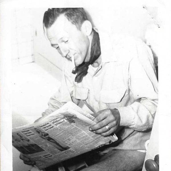 Photo vintage originale - Homme assis sur les toilettes lisant un journal et fumant une cigarette - années 1950 - BW