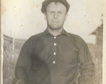 Original Vintage Photo - Man with Amputated Legs Seated Outdoors in Chair - 1930s - Farmer