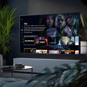 Puede incluir: Un televisor de pantalla plana grande muestra una interfaz de servicio de transmisión de películas. La pantalla muestra carteles de películas y el texto "Your Film Here" y "Title". La habitación tiene un diseño moderno con un sofá, una mesa de centro y plantas.