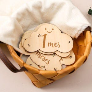 Hito mensual de bebé con nube grabada en madera, placa con nombre de bebé personalizada, regalo de baby shower, accesorio fotográfico para anuncio de nacimiento, tarjetas de hitos