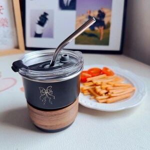 Tazas apilables personalizadas: perfectas para acampar y hacer viajes. Taza de camping personalizada de acero inoxidable 304: taza apilable portátil con funda de nogal.