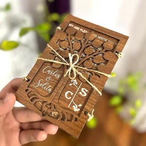 Echtholz-Einladung, Landhochzeitseinladung, Baumscheiben-Einladung, Hochzeitseinladungen individuell, Holz-RSVP, Hochzeitseinladungen mit Gravur