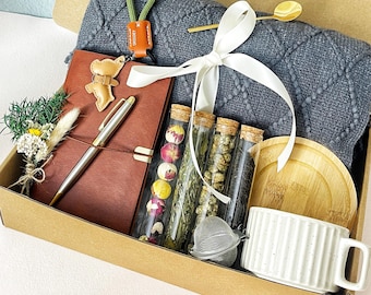 Luxury Tea Gift Box – Knit Blanket, Herbal Tea, Candle & Sweets