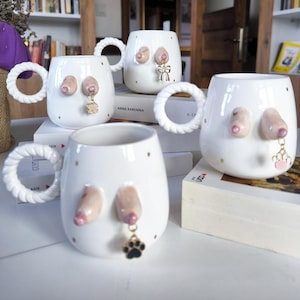 Handgjord bröstmugg i keramik med piercing | Unik kaffekopp